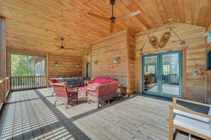 Screened Porch | Outdoor Dining Table