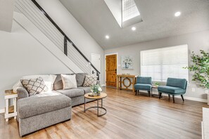 Living Room | 1st Floor | Gas Fireplace | Smart TV | Central A/C & Heating