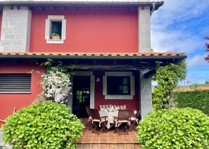 Property building,Facade/entrance,Garden,Garden view