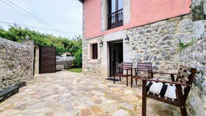 Property building,Patio,Facade/entrance,Garden