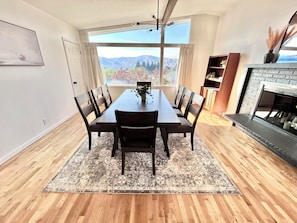 Large dining table with panoramic Mountain View’s.