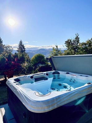 Brand new hot tub, maintained professionally every week. 