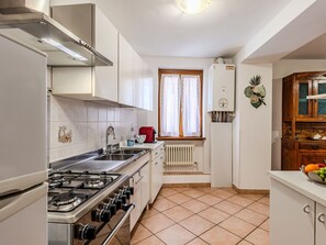 Property, Cabinetry, Picture Frame, Countertop, Wood, Interior Design, Kitchen Stove, Kitchen, Gas Stove, Floor