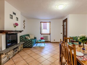 Picture Frame, Table, House, Wood, Flooring, Living Room, Houseplant, Floor, Building, Plant
