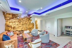 Living Room | Queen Sleeper Sofa | Free WiFi | Central Heating & A/C | Smart TV