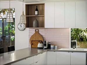 Bright and spacious kitchen, equipped with everything you need.