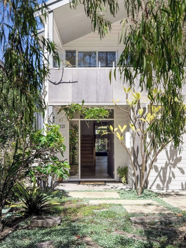 Welcome to Ocean Greens, Old Dunsborough. Perched on the edge of the Dunsborough and Disctricts Country Club golf course, and just a few minutes' walk to the beach.