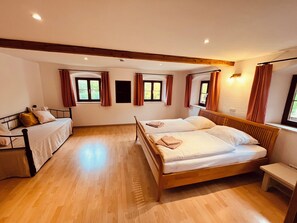 Ferienwohnung Wendelstein, 180qm mit Balkon, für max. 8 Personen-Schlafen 1