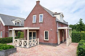 Außenseite Ferienhaus [Sommer]