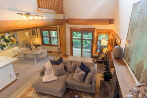 Enjoy a spacious Ski-In 3BR townhome in Taluswood.