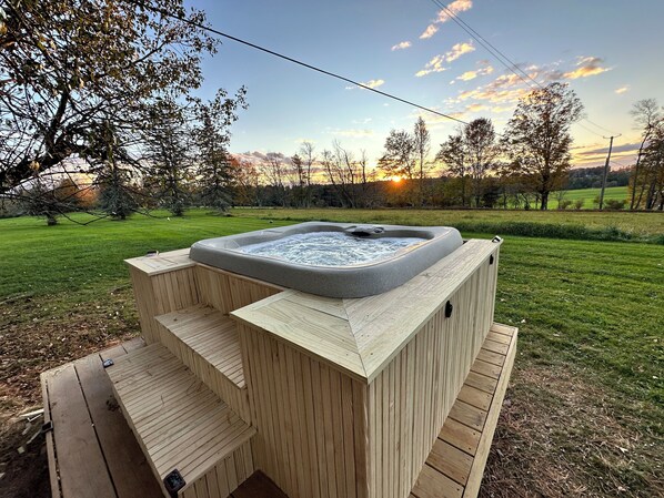 Outdoor spa tub
