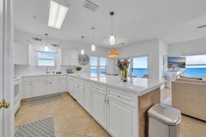 Enjoy preparing home cooked meals in this spacious, fully-stocked kitchen while overlooking the shimmering Gulf of Mexico!