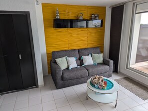Lounge with view on the marina