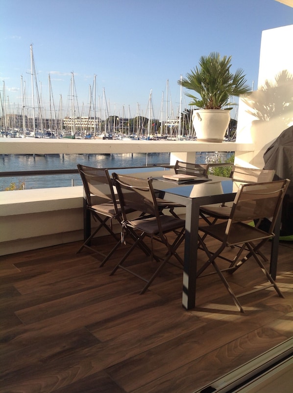 Herrliche ausgestattete Terrasse mit herrlichem Blick auf den Hafen von Port Camargue