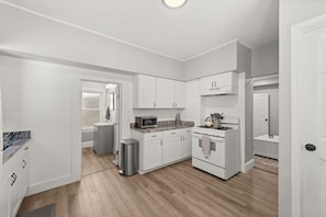 This kitchen is a dream! The clean lines and neutral tones create a tranquil space, perfect for relaxation and culinary creations. So inviting! 🥰