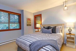 Second bedroom: Queen bed
