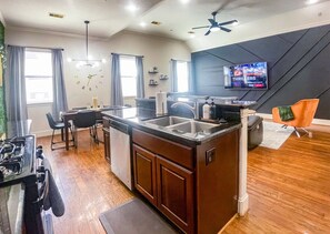 Relax in style at our modern Houston retreat! This open-concept living space features plush electric leather recliners, bold accent seating, and a stunning green wall with city vibes. Perfect for group stays, cozy nights in, or entertaining in comfort.