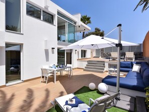 Propriété, Ciel, Meubles, Bâtiment, Bleu Azur, Plante, Ombre, Mobilier De Jardin, Design Intérieur, Table