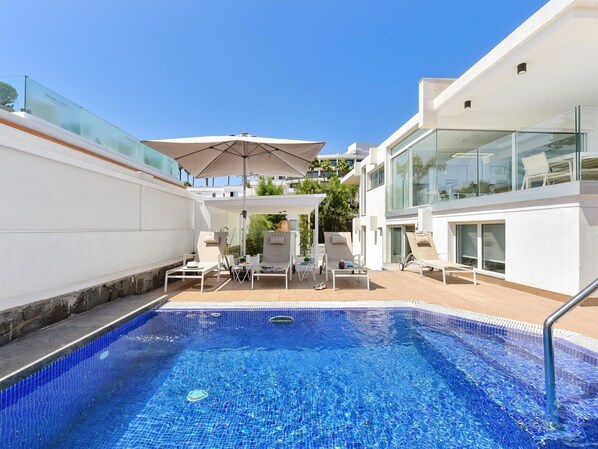 L'Eau, Propriété, Ciel, Piscine, Bleu Azur, Plante, Mobilier De Jardin, Loisir, Ombre, Bâtiment