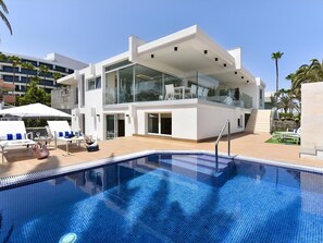L'Eau, Ciel, Propriété, Piscine, Bleu Azur, Bâtiment, Ombre, Mobilier De Jardin, Chaise, Loisir