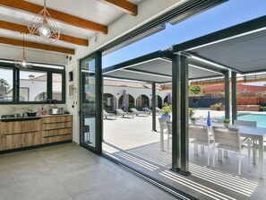 Eigentum, Tür, Schatten, Fenster, Interior Design, Fussboden, Grundeigentum, Himmel, Flooring, Fassade