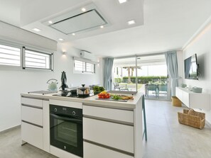 Cabinetry, Countertop, Spüle, Fenster, Sinken, Gebäude, Herd, Küche, Die Architektur, Interior Design