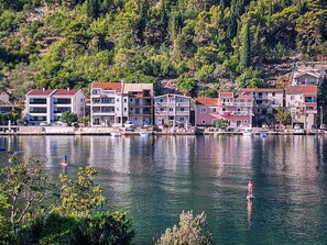 Wasser, Wasservorräte, Gebäude, Pflanze, Natürliche Landschaft, Azurblau, See, Baum, Haus, Die Architektur