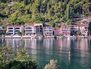 Wasser, Wasservorräte, Gebäude, Pflanze, Natürliche Landschaft, Azurblau, See, Baum, Haus, Die Architektur