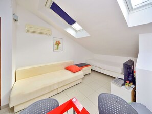 Eigentum, Möbel, Couch, Komfort, Interior Design, Haus, Wohnzimmer, Studio Couch, Tabelle, Flooring