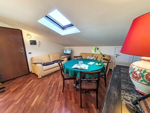 Interior Design, Flooring, Möbel, Fussboden, Decke, Wohnung, Zimmer, Holzboden, Stuhl, Wohnzimmer