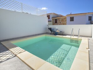 L'Eau, Bâtiment, Propriété, Ciel, Fenêtre, Piscine, Bleu Azur, Rectangle, Ombre, Condominium