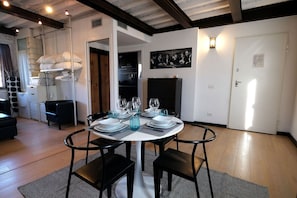 Tabelle, Möbel, Holz, Beleuchtung, Gebäude, Interior Design, Haus, Halle, Flooring, Fussboden