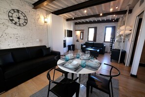 Möbel, Tabelle, Couch, Wohnzimmer, Interior Design, Uhr, Fussboden, Flooring, Holz, Studio Couch