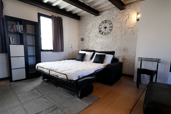 Meubles, Bâtiment, Propriété, Table, Confort, Fenêtre, Bois, Cadre De Lit, Sol, Design Intérieur