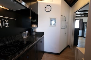 Cabinetry, Gebäude, Interior Design, Tür, Küchengerät, Uhr, Holz, Geschirr, Küche