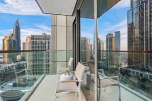 Balcony Retreat: Sip coffee with stunning skyline views in vibrant Dubai!