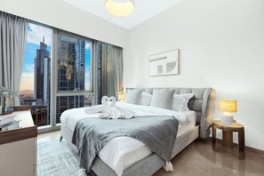 Bedroom: Stunning skyline views await from this elegantly styled retreat, perfect for relaxation!