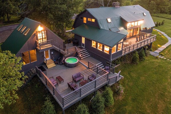Hot tub available seasonally from March to October