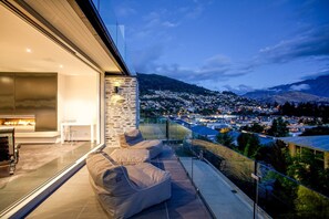 Kakara Moana is centrally located and overlooks the lights of Queenstown.jpg