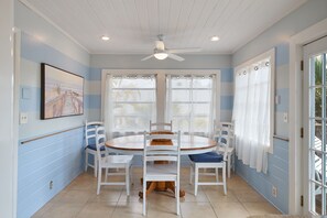Dining area with service for up to four guests