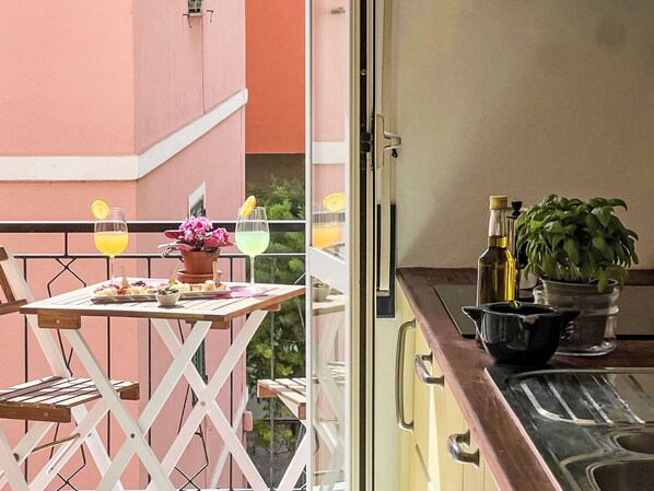 Plant, Table, Building, Flowerpot, Tableware, Interior Design, Houseplant, Wood, Window, House
