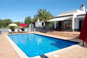 Piscine avec vue sur la maison