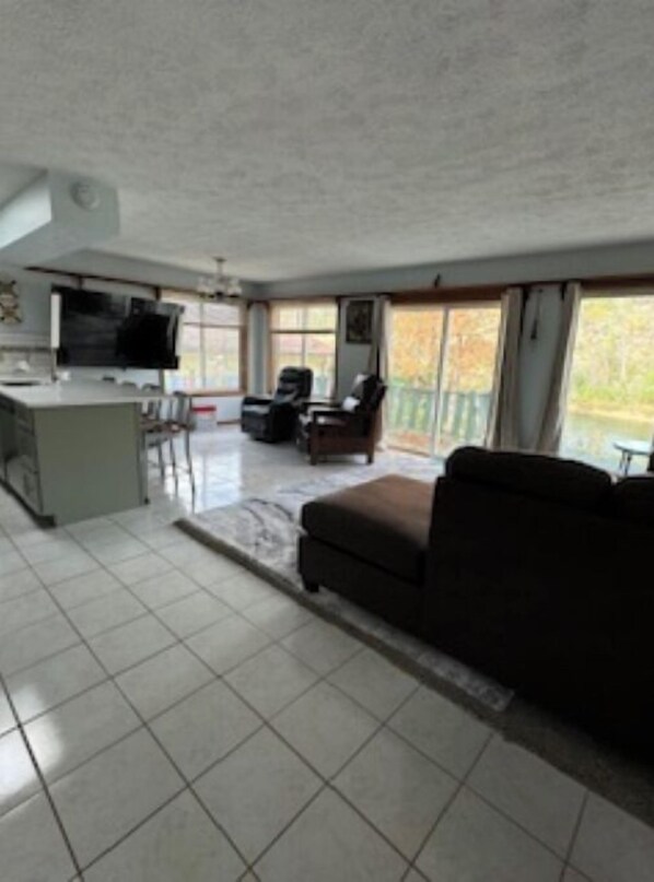 Huge living room, large couch, 2 recliners, open to kitchen, awesome lake view.