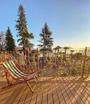 Ca. 12 m² großer Balkon mit Sicht auf den See