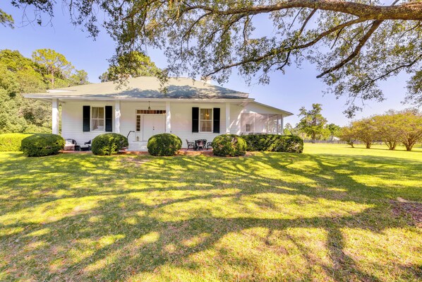 Thomasville Vacation Rental | 3BR | 3.5BA | Stairs Required | 2,500 Sq Ft