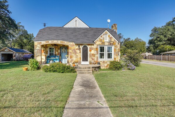 Glen Rose Vacation Rental | 2BR | 1BA | 1,250 Sq Ft | Stairs Required