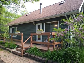 Welcome to Whispering Oaks Cottage!
