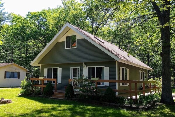 Welcome to Whispering Oaks Cottage!