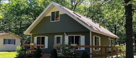 Welcome to Whispering Oaks Cottage!