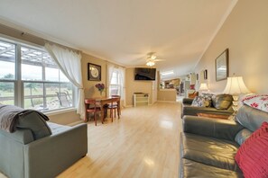 Living Room | Full Sleeper Sofa | Smart TV | Free WiFi | Central Heating & A/C